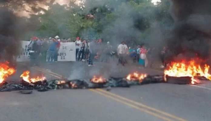 Capitalinos bloquean carretera salida a Olancho en protesta por falta de agua