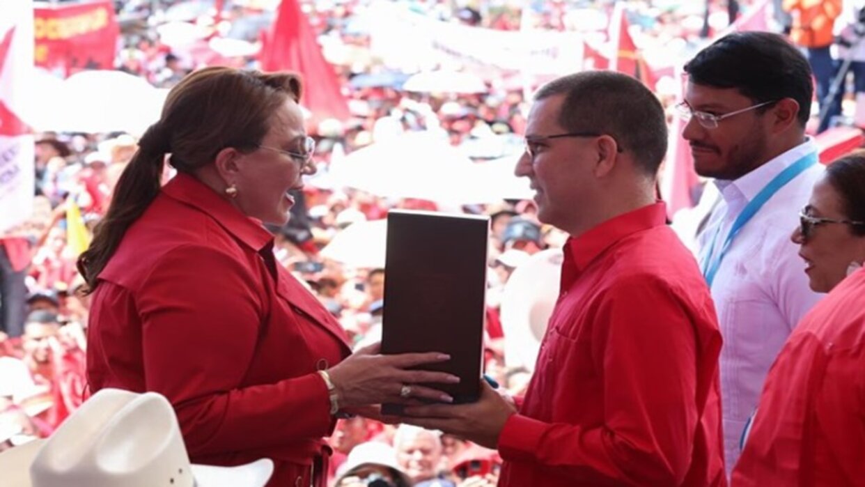 Honduras condecora al presidente Maduro con la Orden de Francisco Morazán