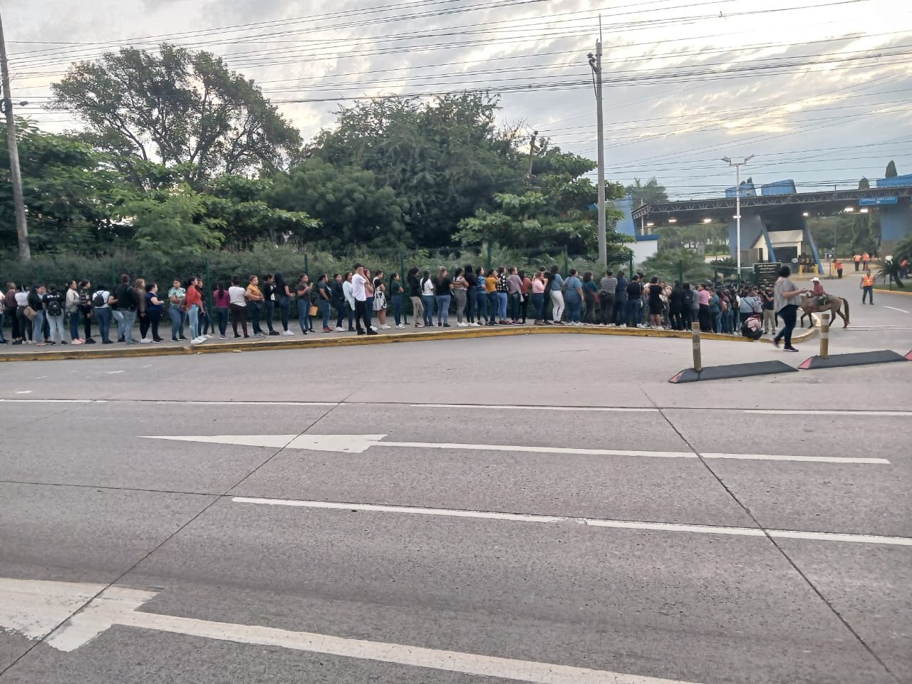 Centenares de personas hacen largas filas para conseguir empleo en una maquila de Choloma, Cortés