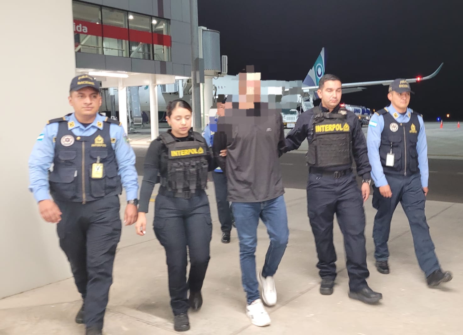 Ciudadano hondureño es extraditado desde España por tener orden de captura y notificación roja por los delitos de parricidio y homicidio simple