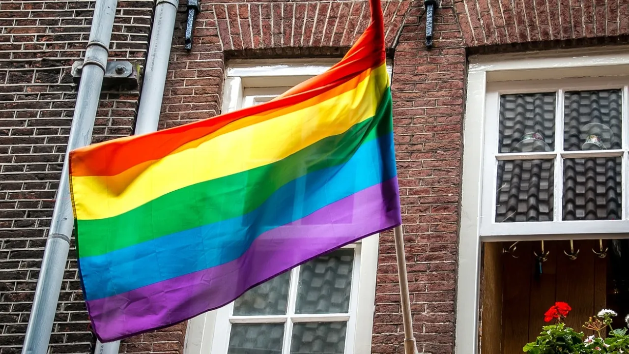 Florida busca prohibir banderas LGBTQ+ en lugares públicos: Proyecto de ley