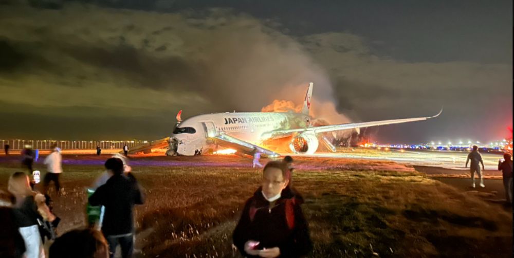 Un avión de Japan Airlines chocó contra una aeronave militar y se incendió en Tokio: hay cinco muertos