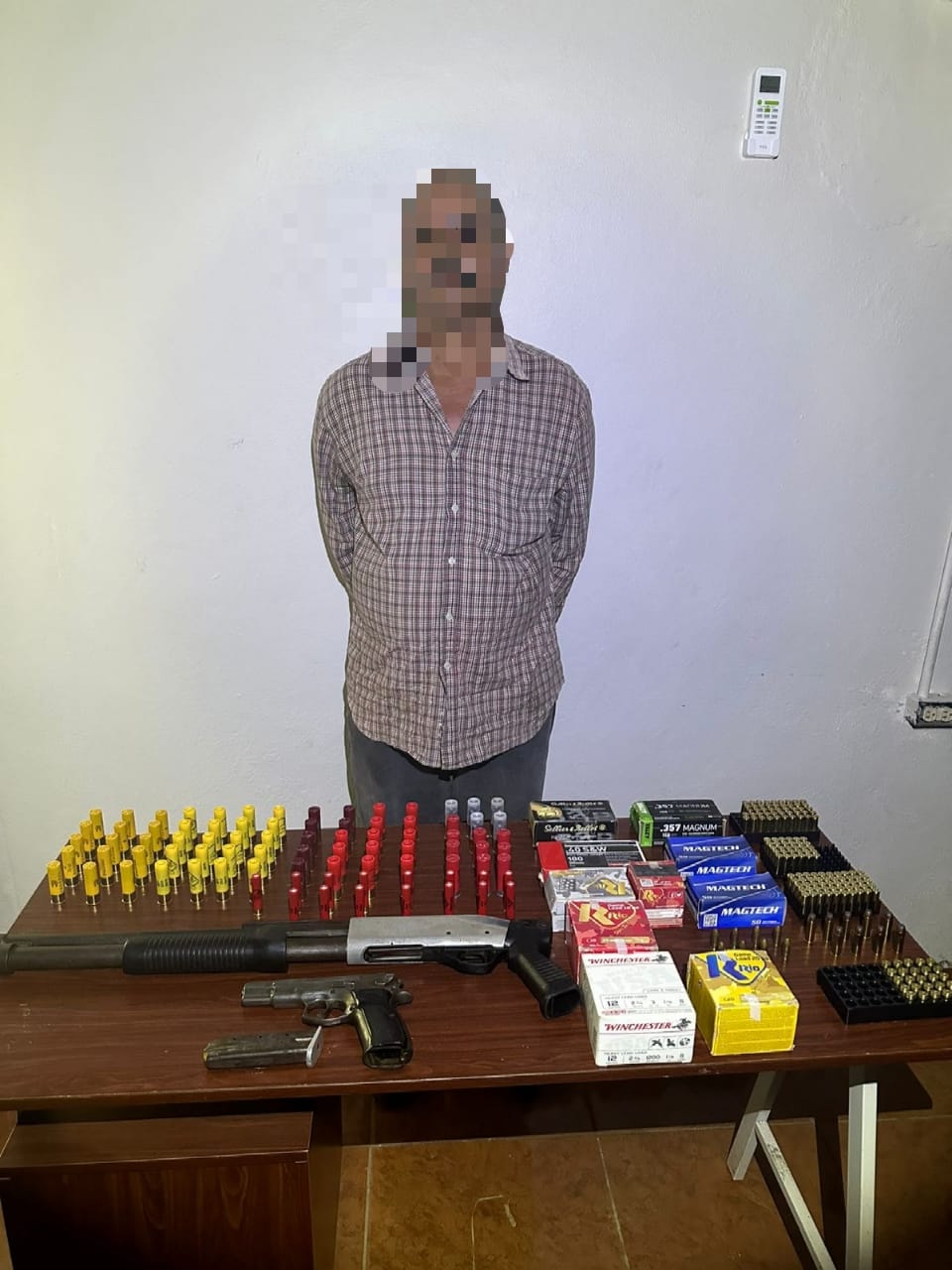 Con más de 250 municiones de diferentes calibre y varias armas de fuego sexagenario es arrestado por la DPI en Colón