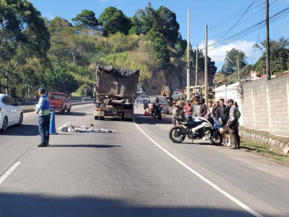 Motociclista muere tras impactar con camión de basura en la CA-5