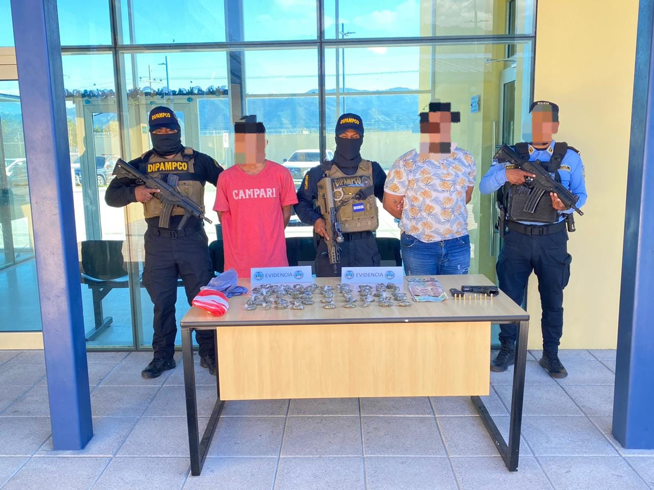 Alias “Mayelo” y “El Flaco” son capturados en Olanchito con más de 55 envoltorios de droga y arma cargada