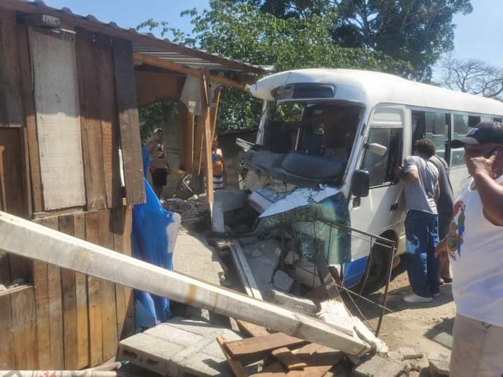 Varias personas heridas tras chocar bus con una caseta en Choloma