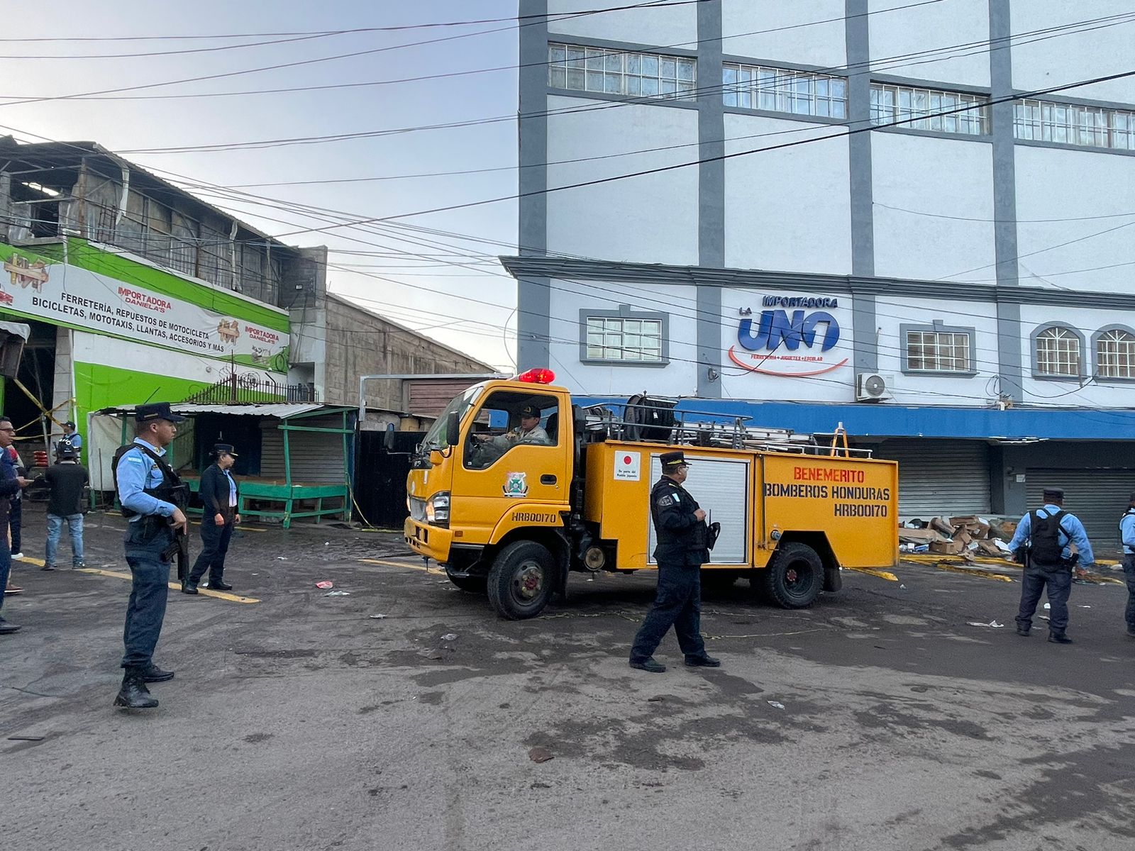 Policía Nacional brinda seguridad a damnificados tras incendio en negocios de Comayagüela