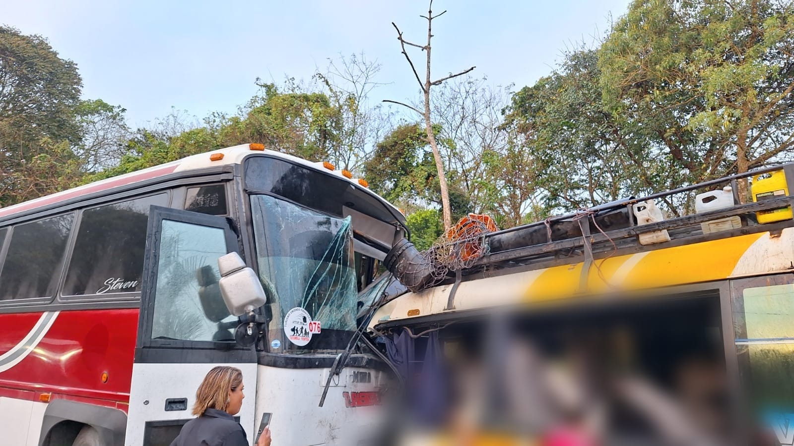 Imágenes muy fuertes: terrible accidente entre dos buses deja al menos 15 personas muertas en San Juan de Opoa, Copán