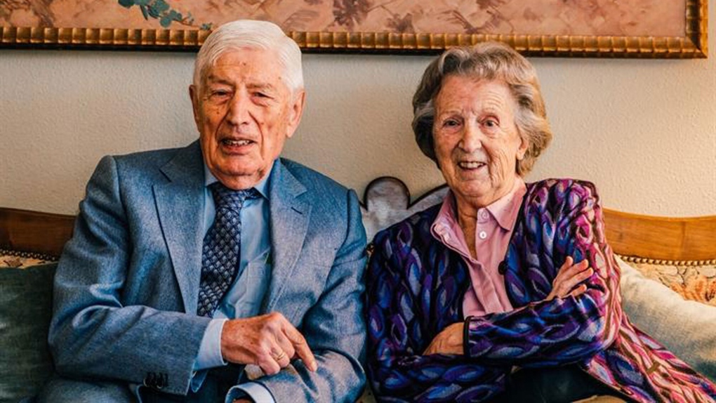 Ex primer ministro neerlandés y su esposa fallecen tomados de la mano mediante eutanasia conjunta