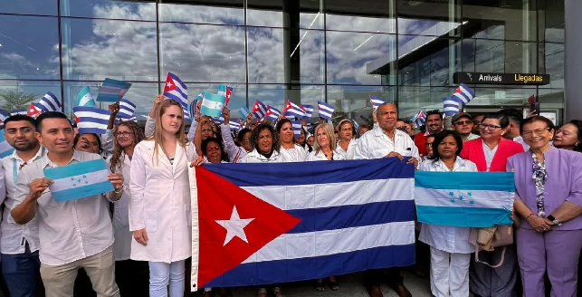 Colegio Médico reclama que contratación de cubanos se maneja como secreto de Estado