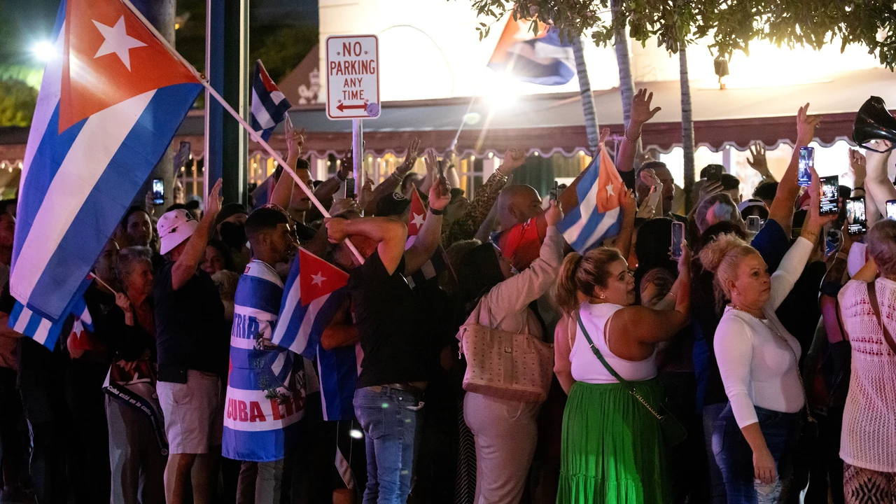 Cubanos salen a las calles a protestar por comida, electricidad y libertad por segundo día
