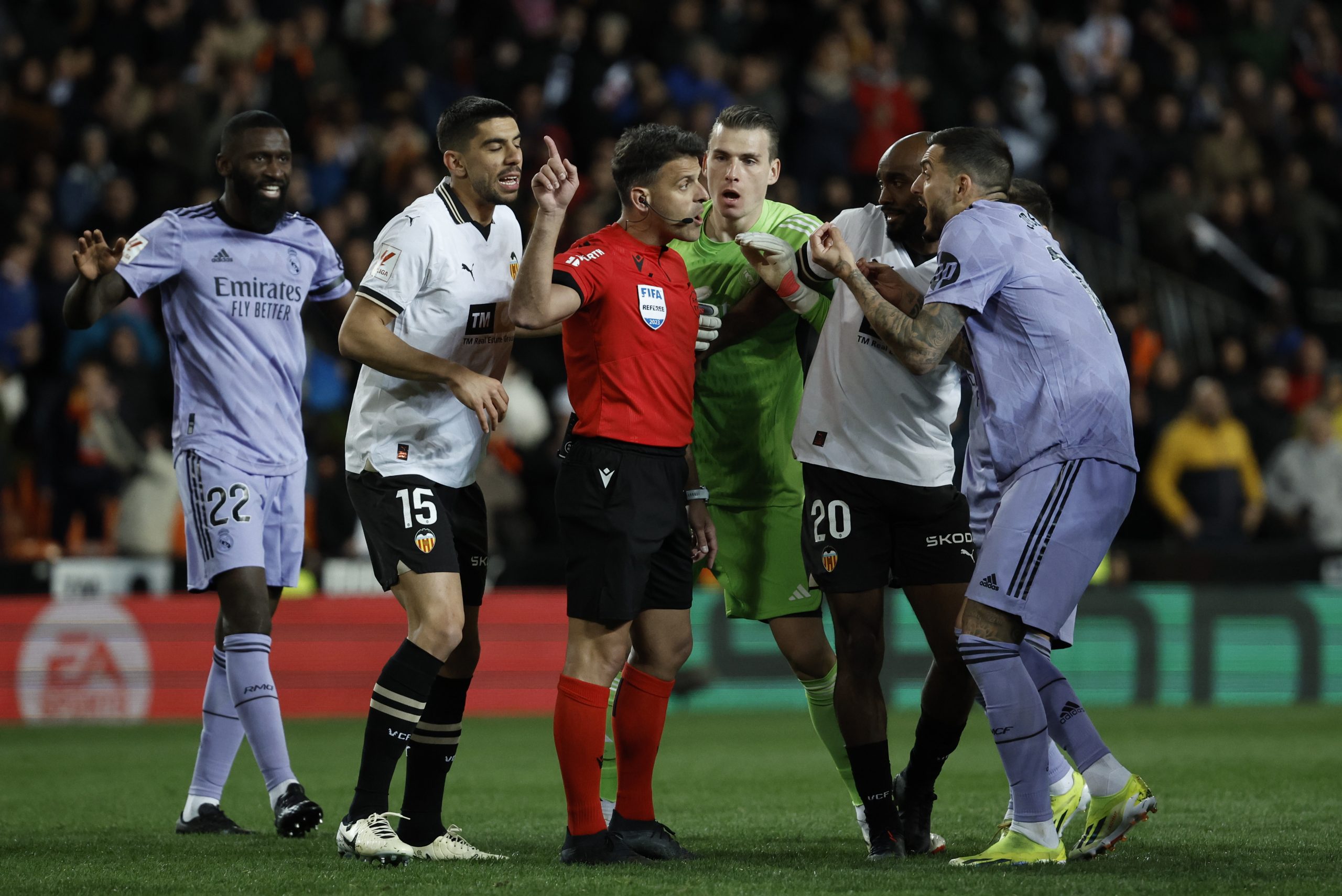Polémico: el árbitro terminó el partido cuando Real Madrid anotaba el gol del triunfo y desató un escándalo