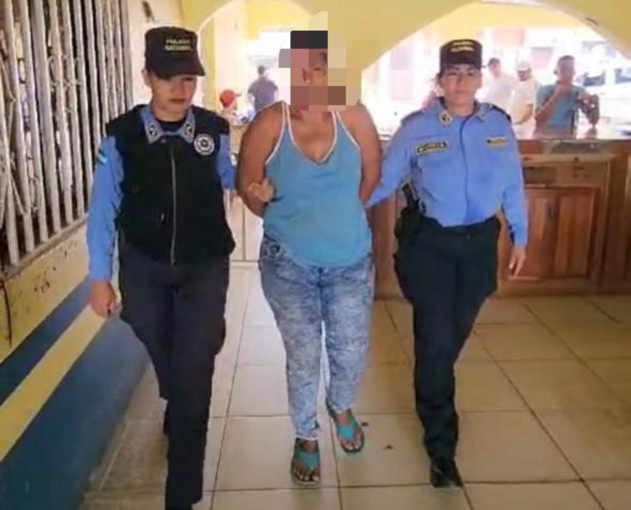 Reduciendo la DPI arresta a madre que le infirió varias heridas con un machete a su hijo menor de edad en El Paraíso