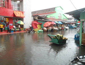 Inundados los mercados de La Ceiba por lluvias que deja frente frío