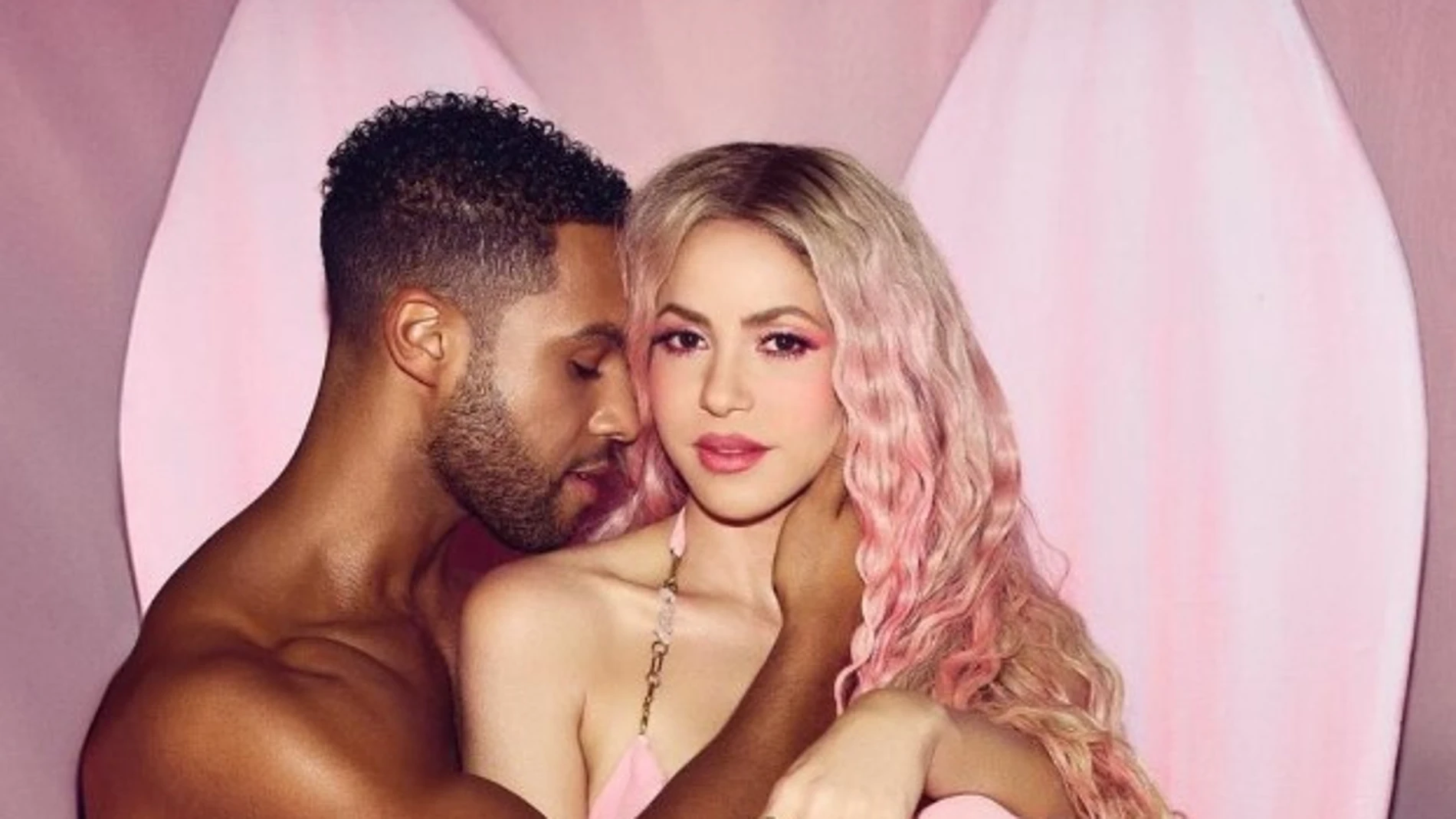 Shakira causa sensación en las redes sociales al posar con el actor Lucien Laviscount