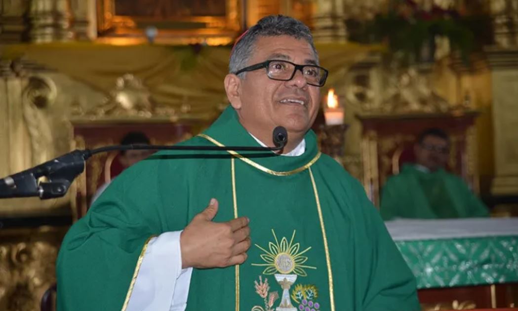 No pueden comprar biblias por falta de dólares, se queja obispo Canales