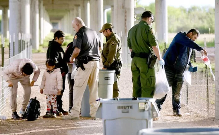 Supremo de EEUU prohíbe ley de Texas que permite a policías detener y expulsar migrantes