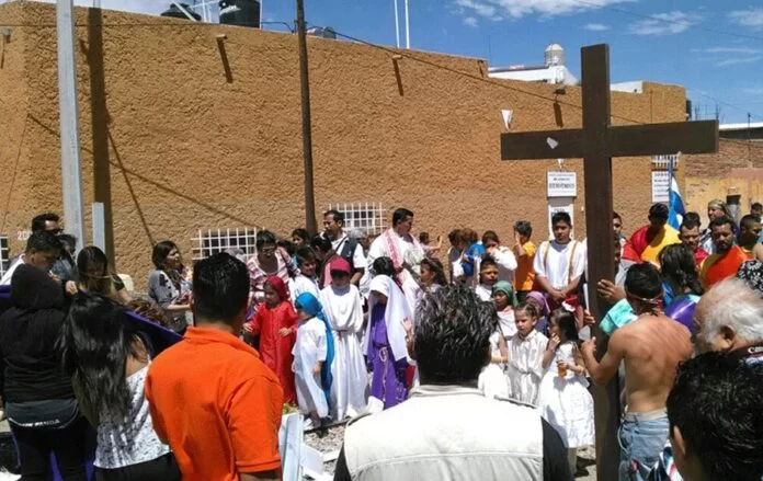 Migrantes piden fin a su sufrimiento con un viacrucis en la frontera de México con EEUU