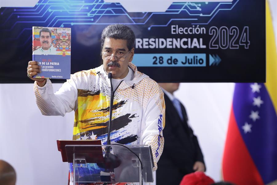 Maduro oficializa ante el ente electoral su aspiración a un tercer mandato presidencial