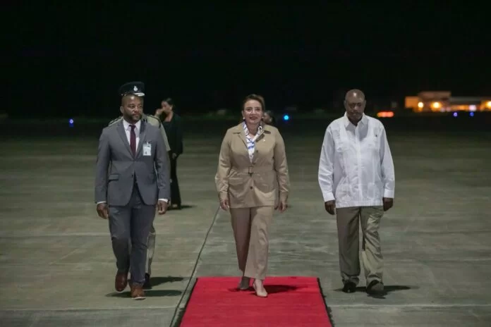 Presidenta Castro arriba a San Vicente y Las Granadinas para participar en Cumbre CELAC