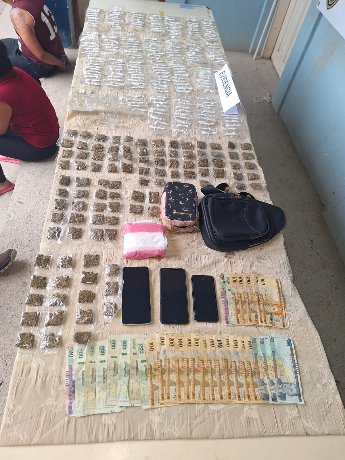 Con más de 100 envoltorios de cocaína y marihuana, DIPAMPCO arresta a dos presuntos miembros de la MS-13 en Marcala, La Paz