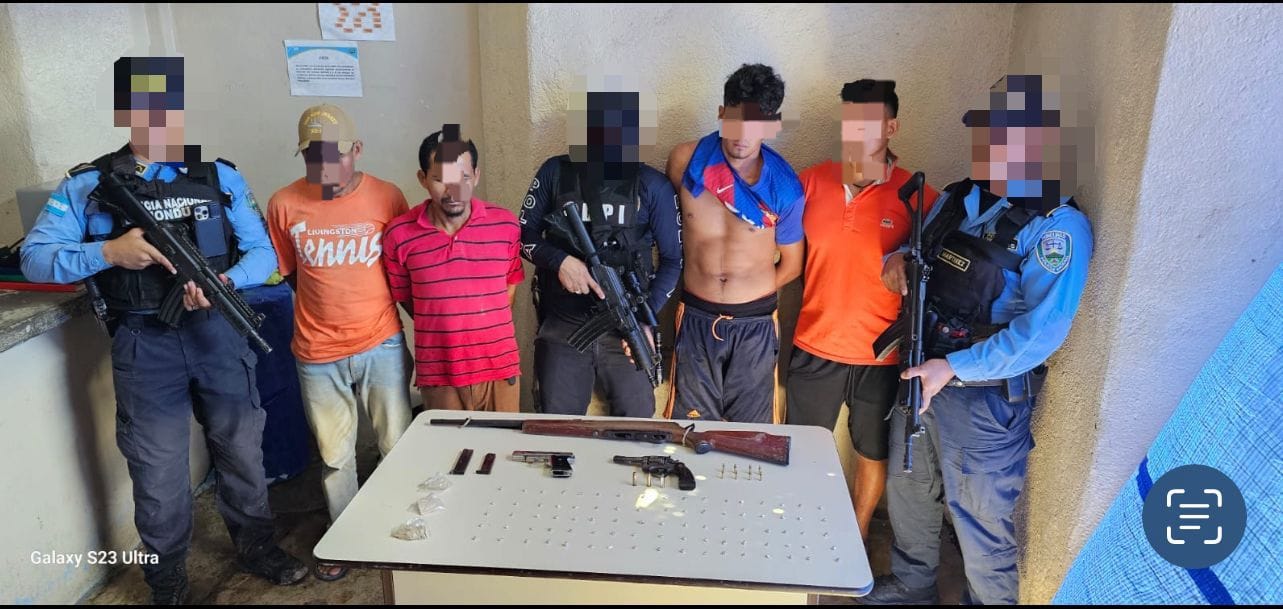 En Colón, DPI arresta a cuatro supuestos miembros de la banda “Los Betulianos” en poder de supuesta droga y tres armas de fuego