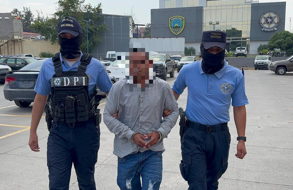 Alías “El Travieso” supuesto miembro de la estructura criminal “Los Chirizos” es arrestado por agentes de la DPI en la capital
