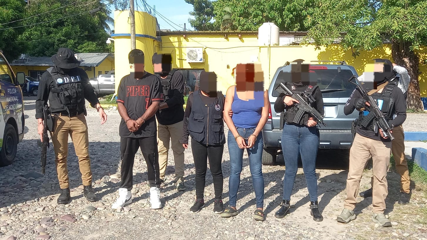 Funcionarios policiales de investigación capturan dos miembros de la pandilla 18 en poder de droga y armas de fuego