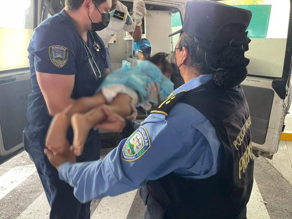 Una menor de tres años se encuentra entre los pacientes trasladados a la capital tras incendio en hospital de Roatán