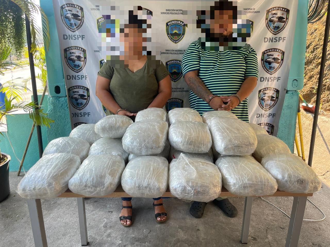 Arrestan pareja con 25 paquetes de marihuana en Copán