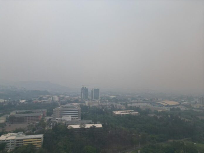 Capa de contaminación persiste en la capital por falta de vientos y lluvias