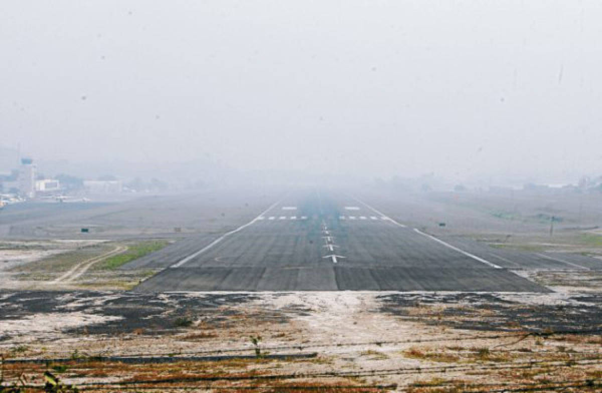 Aeropuerto Toncontín permanece cerrado por quinto día consecutivo debido a densa capa de humo sobre la capital