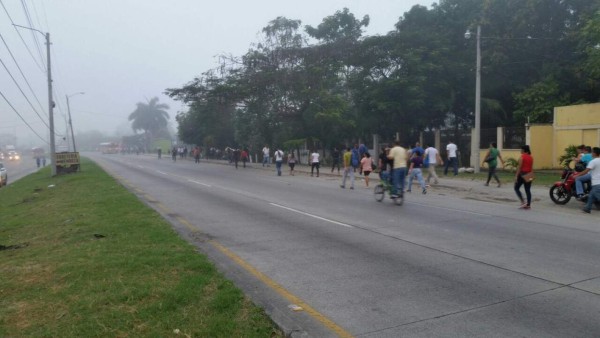 Habitantes de varias colonias de Choloma, Cortés, protestan por constantes interrupciones de energía