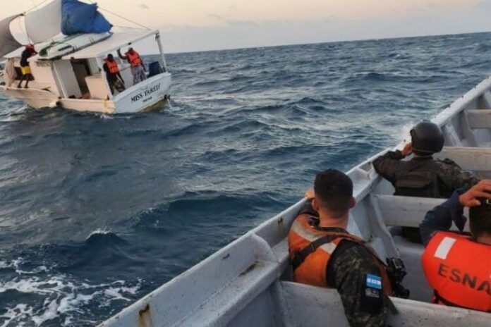 Encuentran con vida a tres pescadores de las isla de Guanaja, extraviados en alta mar