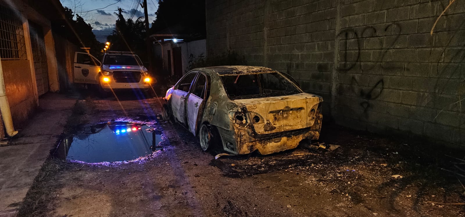 Extorsionadores queman taxi en La Lima