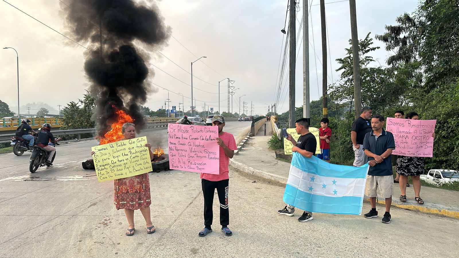 Pobladores protestan y bloquean calles en segundo anillo periférico de San Pedro Sula tras orden de desalojo