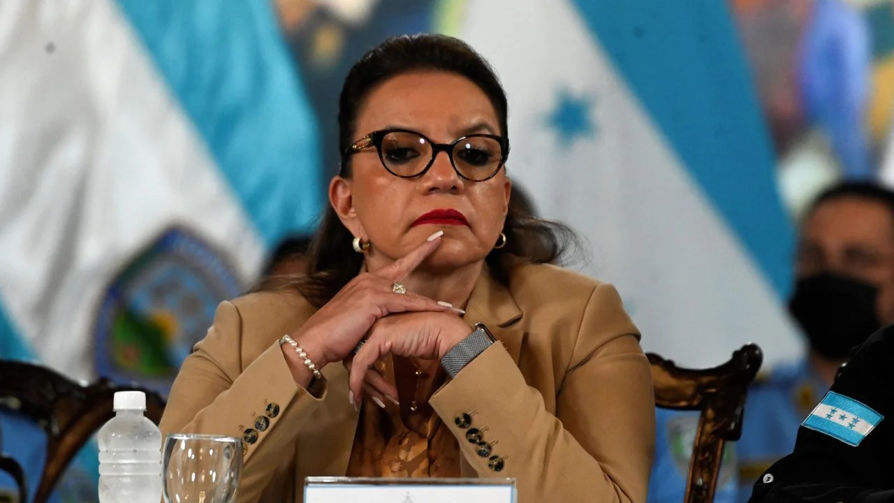 Aprobación del gobierno de Xiomara Castro se desploma un 4.7% tras denuncia del Tratado de Extradición
