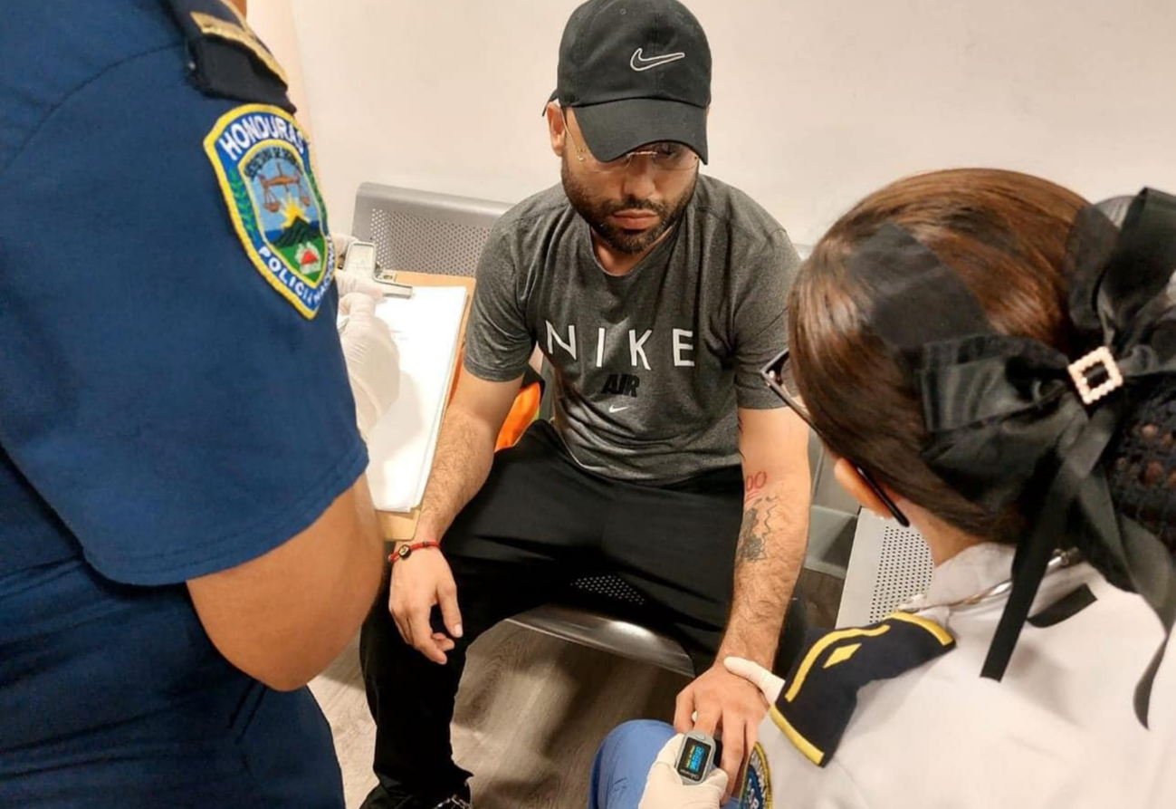 Someten a Gilbert Reyes a nuevas pruebas en Medicina Forense tras sospechas de asesinar tres hondureñas en Roatán
