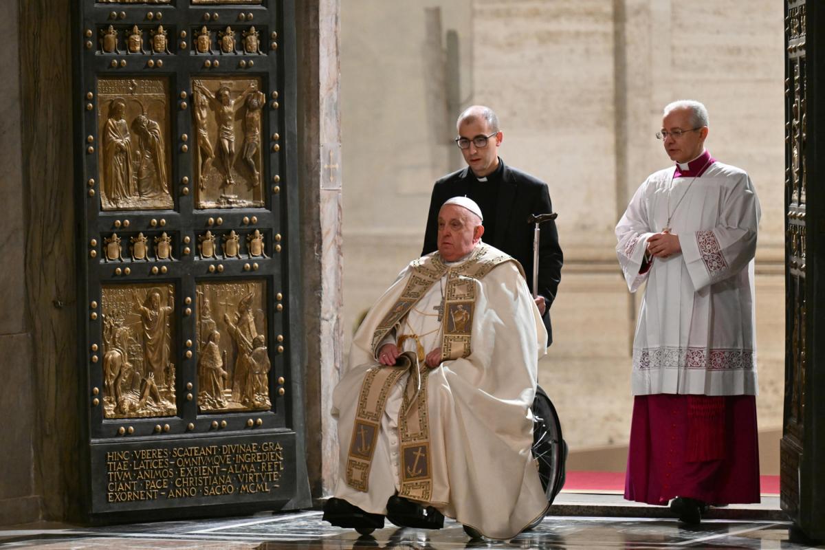 Papa Francisco pide en el mensaje de Navidad que callen las armas en Ucrania y Oriente Medio