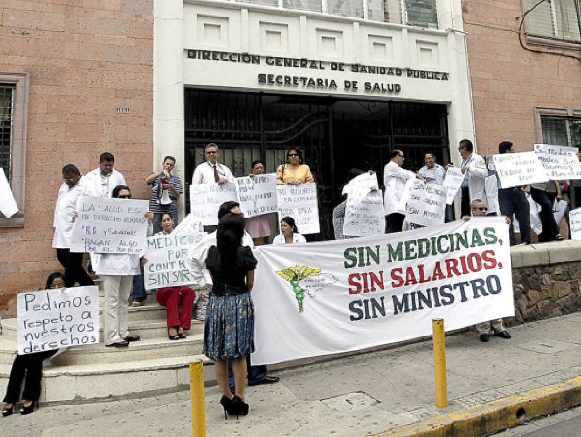 Secretaria de Salud, Carla Paredes, amenaza a médicos residentes con quitarles becas si siguen protestando