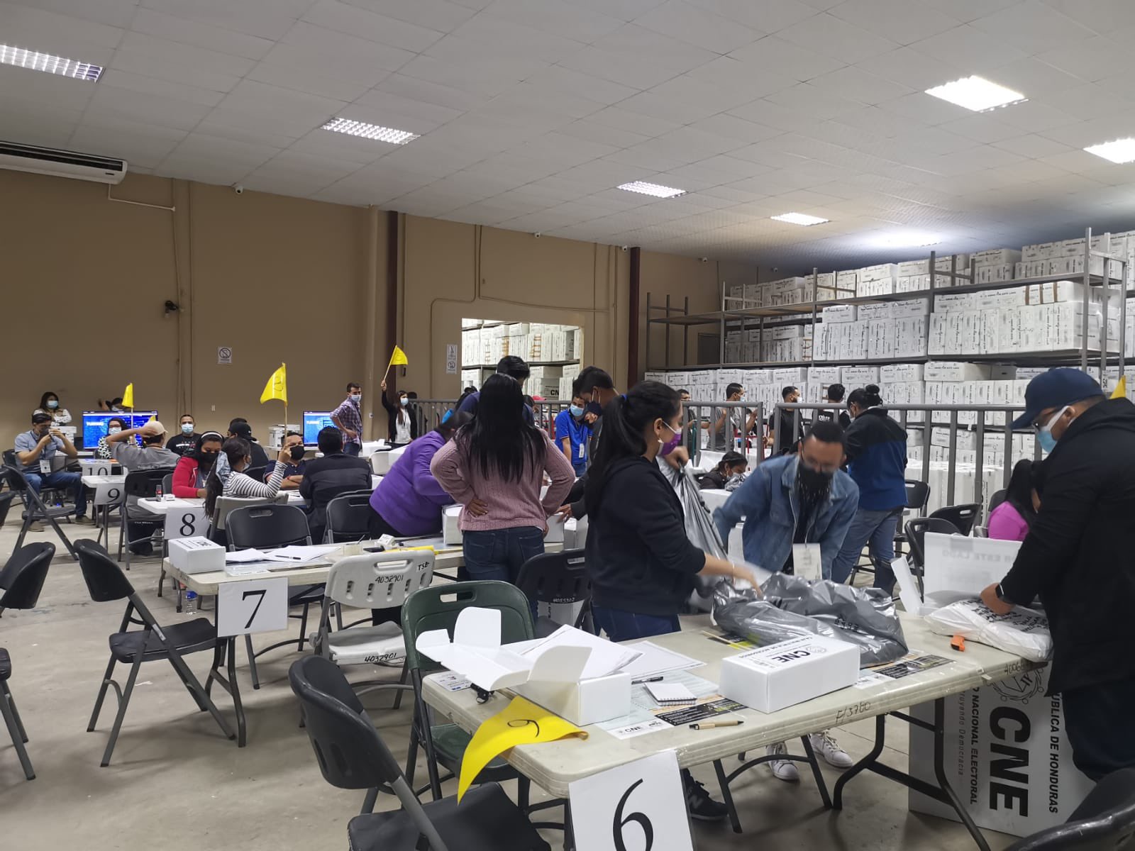 CNE comienza segundo día de escrutinio especial de maletas electorales