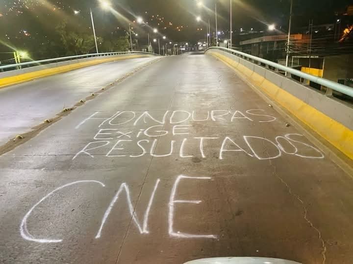 «Libre no quiere declaratoria del CNE, fuera el familión», Forrada de mensajes en contra del gobierno amanece la capital