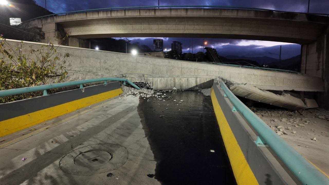 Rastra se lleva de encuentro puente a desnivel en la colonia 21 de octubre en Tegucigalpa