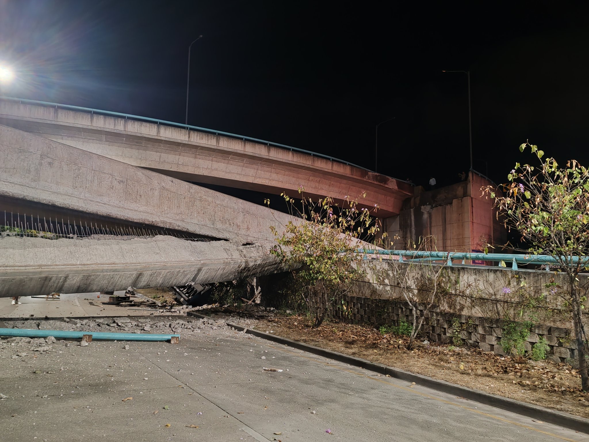 Video muestra impactantes imágenes del momento exacto en que se derrumba parcialmente el puente Juan Manuel Gálvez