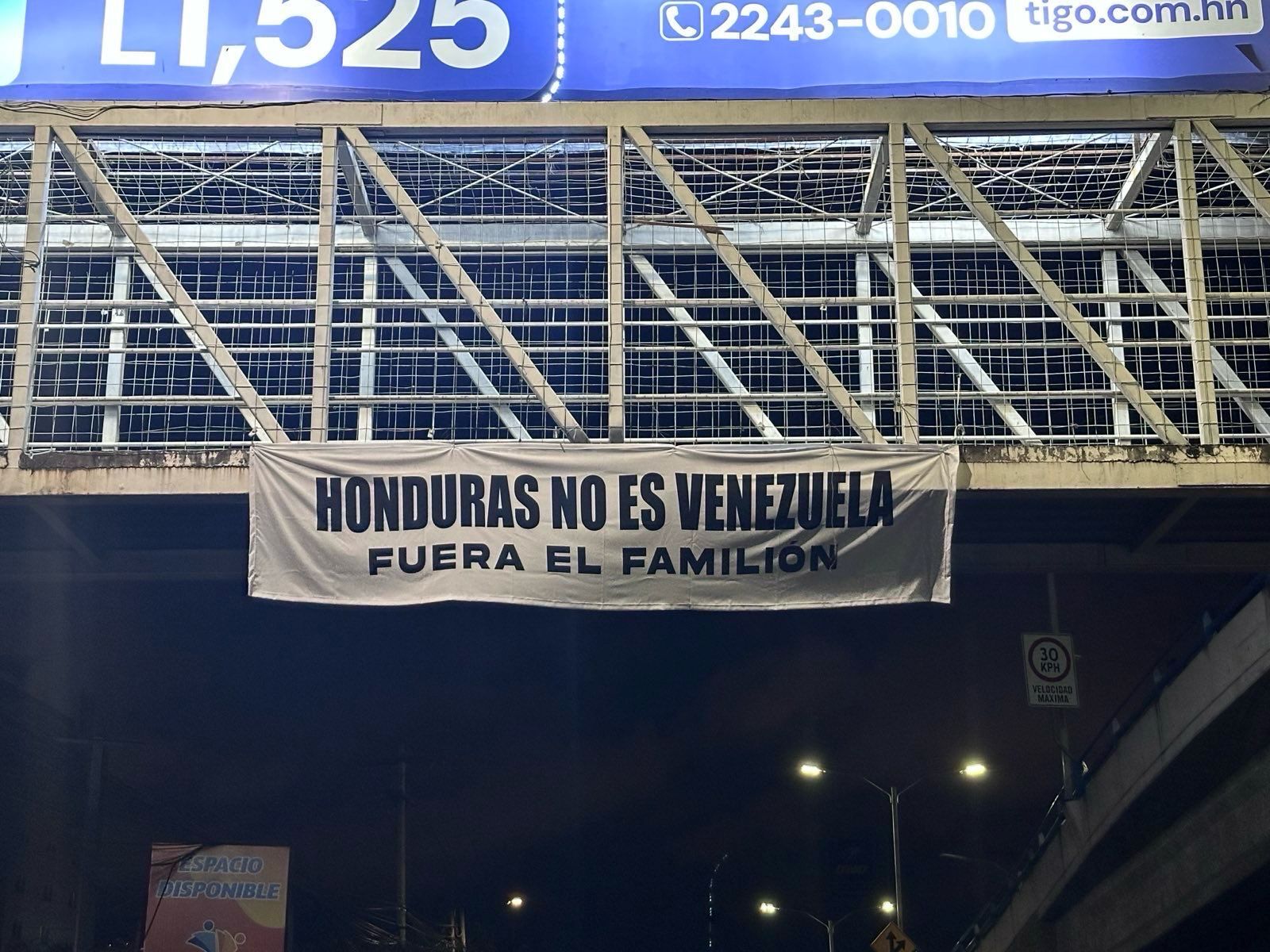 “Honduras no es Venezuela, fuera el familión”, forrada con estos mensajes amaneció la capital en el marco de la Cumbre de la CELAC