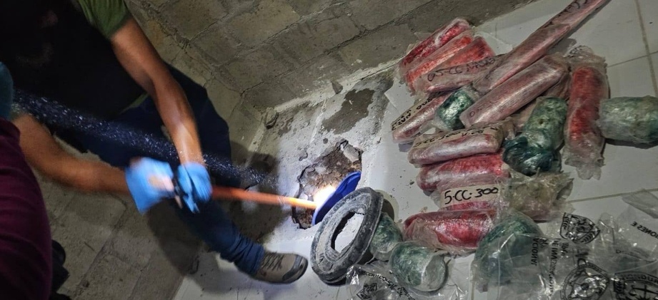 Encuentran caleta de droga de la Mara Salvatrucha oculta por “La Gata” bajo el piso de su casa en San Lorenzo, Valle