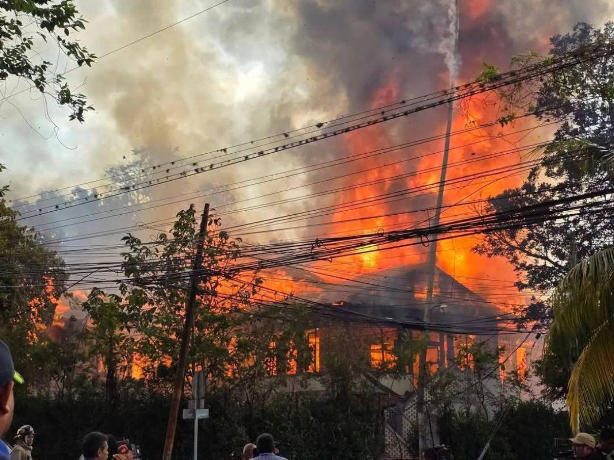 Voraz incendio consume instalaciones de la iglesia Reformada de Honduras en el barrio El Benque de SPS