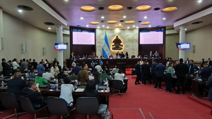Oposición logra repeler “en tiempo extra” la jugada nocturna en que Luis Redondo quería “golear” aprobando la Ley de Justicia Tributaria