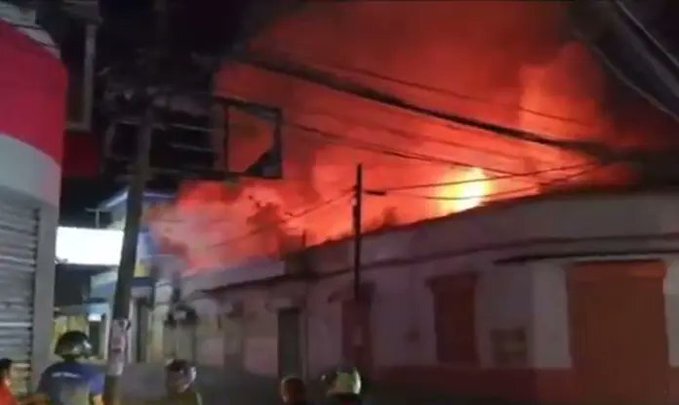 Voraz incendio consume cuatro locales en el casco histórico de Siguatepeque