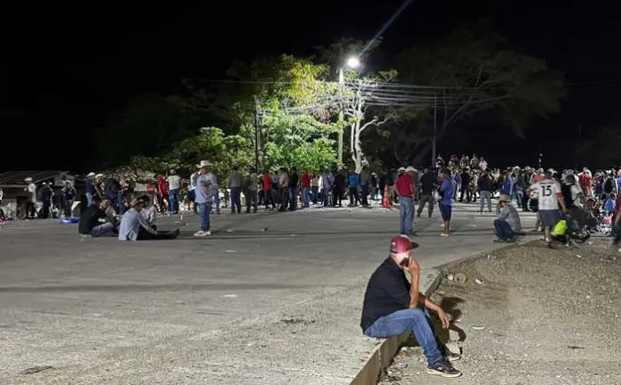Pobladores de Ocotepeque desalojan protesta tras promesa estatal de reparar las calles